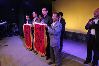 演藝集團總經理張明帶領小分隊赴清水縣紅堡鎮李店村慰問演出