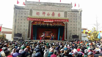 送戲下鄉  群眾得實惠 秦腔拜年  萬人樂翻天——甘肅秦腔藝術劇院甘谷縣八里灣鄉馮坡村演出場面火爆