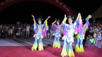 雜技表演讓歡樂和精彩無處不在——甘肅省雜技團深入敦煌各村鎮演出