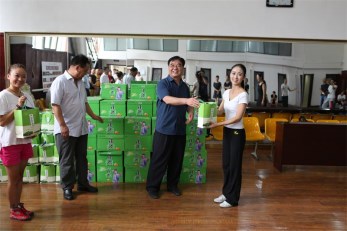 工會送清涼 職工排練忙——省科教文衛工會在甘肅秦腔藝術劇院舉辦“夏日送清涼”慰問活動