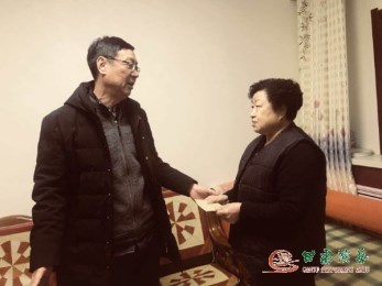 甘肅演藝集團總經理張明和藝術總監胡豫川帶隊慰問離退休老同志