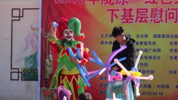 甘肅省雜技團赴張家川縣胡川鎮、川王鎮、大陽鎮、劉保鎮、秦安鄉、木河鄉等村鎮開展2018年“我們的中國夢”——文化進萬家暨隴原“紅色文藝輕騎兵”文化惠民演出活動