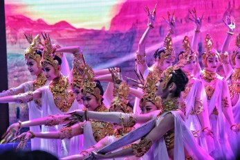 教育部、文化和旅游部、財政部2019年高雅藝術進校園——中國經典舞劇《絲路花雨》在濟南歷城二中華彩綻放