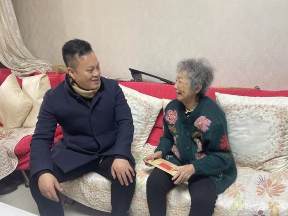 甘肅演藝集團黨委副書記、監事會主席、藝術總監龍富國一行赴話劇院慰問離退休老藝術家