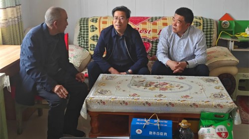甘肅演藝集團結對幫扶手拉手，關愛行動顯真情